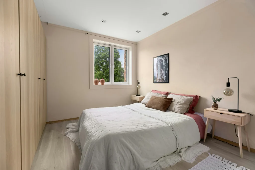 Chic Neutral Bedroom Refresh: A Calm + Elevated Makeover Guide 10 Warm Metallic Accents