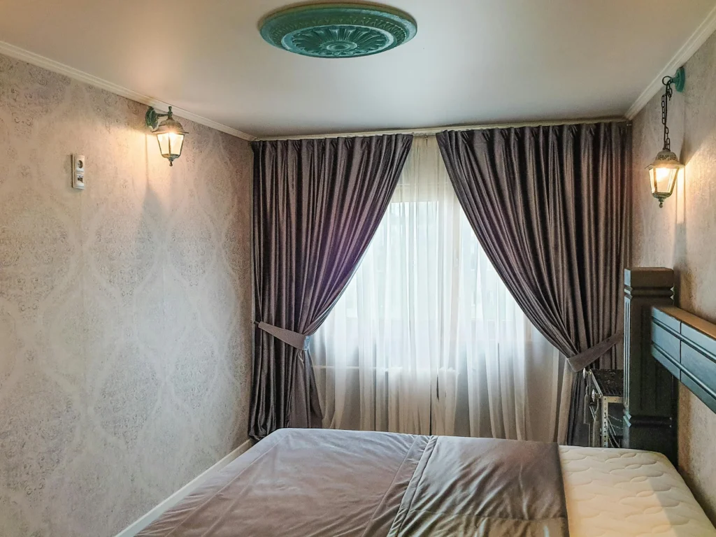 Minimalist Bedroom Lighting Ideas for a Warm Glow 5 Embrace Wall