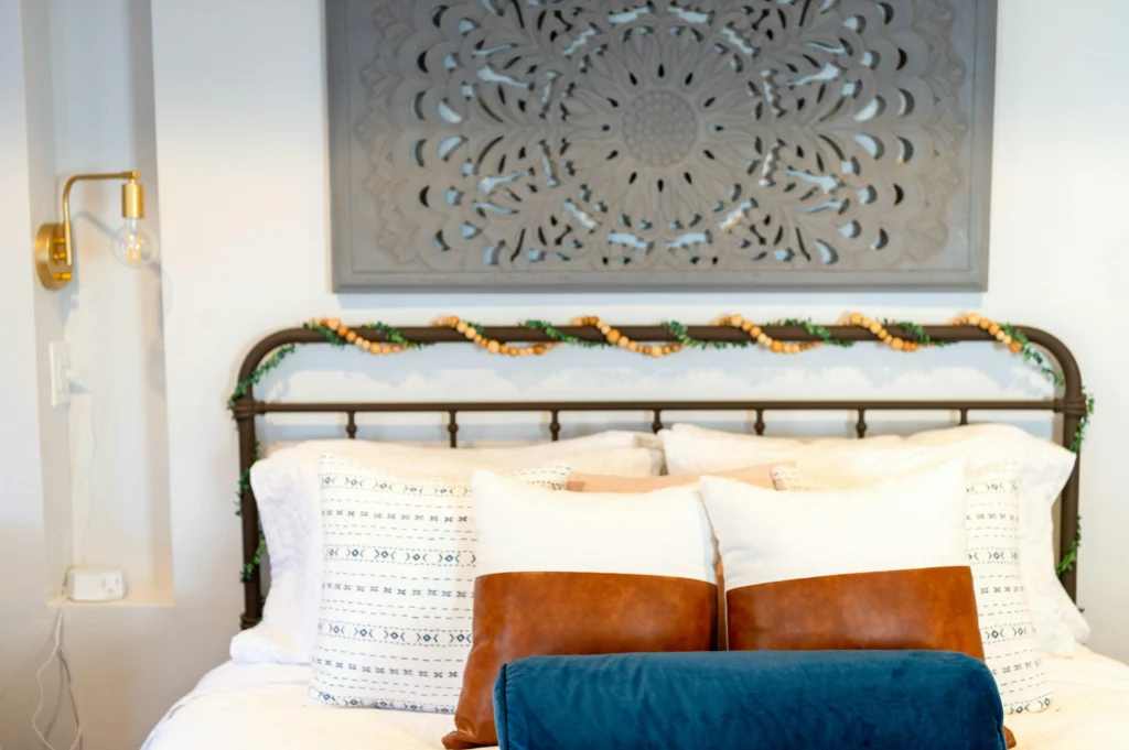 Minimalist Bedroom Lighting Ideas for a Warm Glow 6 Layered Lighting