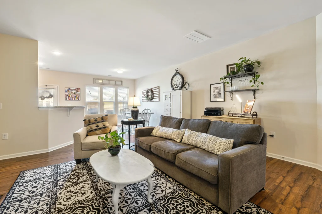 Modern Living Room Decor That Pops | Pure Zen Decor 11 Modern Display