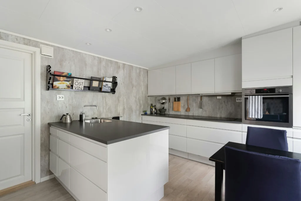 Kitchens That Mix Style + Function | Pure Zen Decor 11 Mix Open and Closed Storage