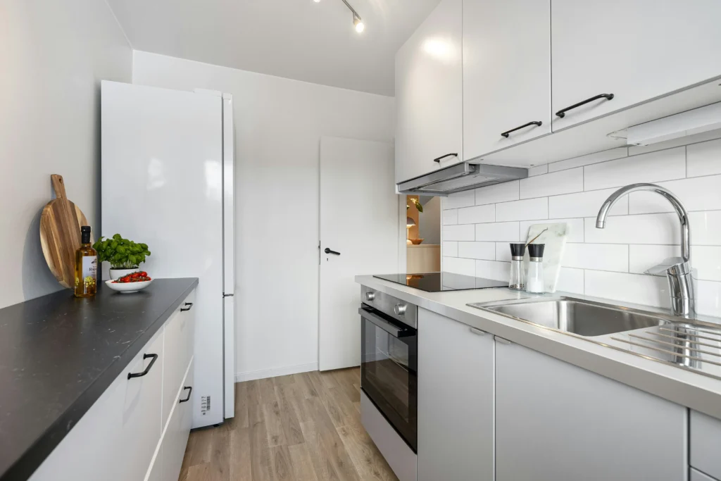 Kitchens That Mix Style + Function | Pure Zen Decor 5 Vertical Space Wisely