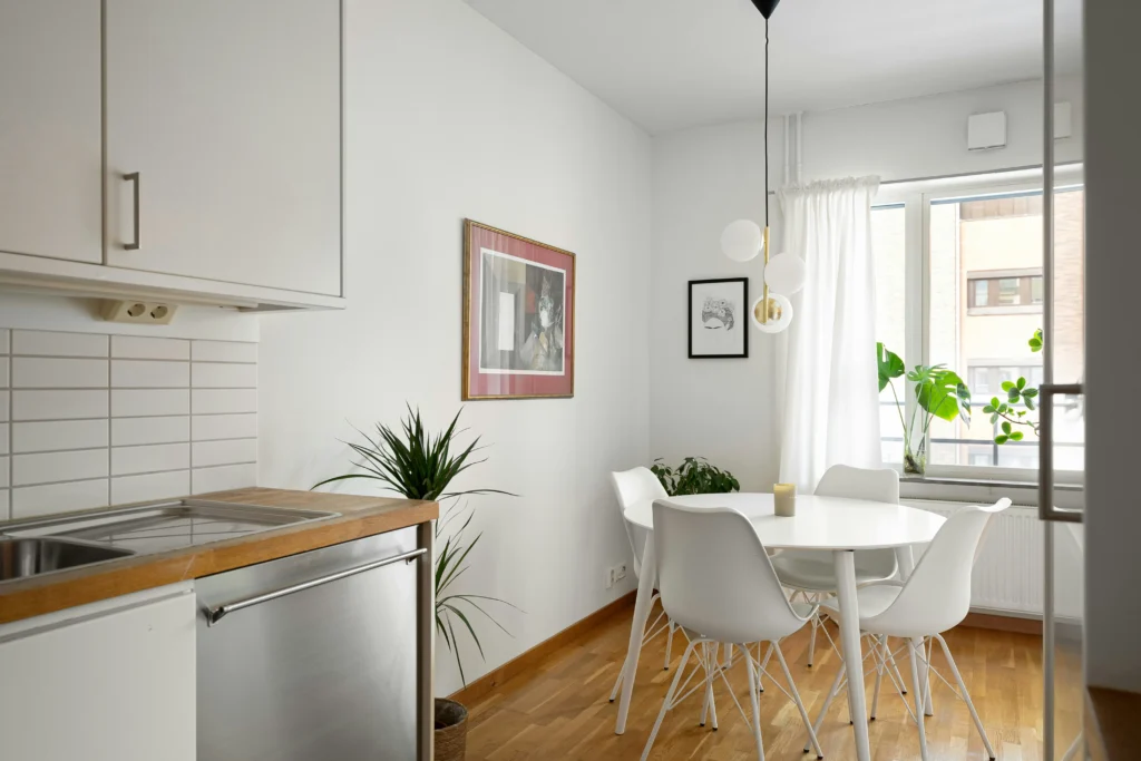 Neutral Dining Decor for a Calm Cooking Space 9 Wall Decor