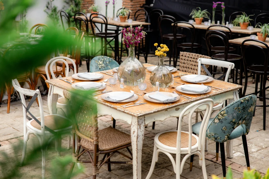 Dining Table Styling for an Everyday Chic Look | Pure Zen Decor 3 denio rodriguez v8wHoe8ht8M unsplash