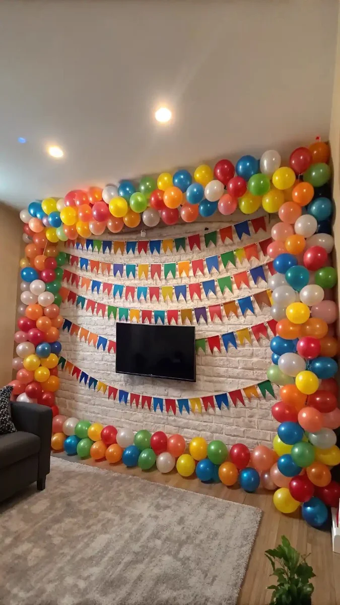 18 Birthday Wall Decor Ideas with Balloons, Lights & Signs 12 image 384