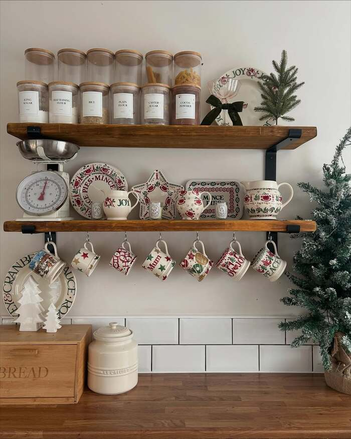 15 Beautiful Christmas Kitchen Shelf Decor Styles 3 image 695