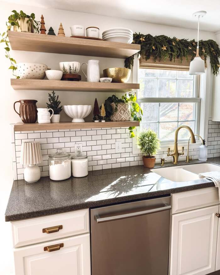 15 Beautiful Christmas Kitchen Shelf Decor Styles 6 image 698