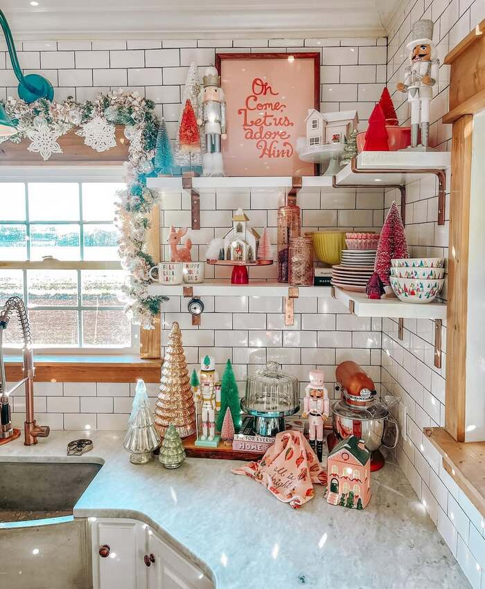 15 Beautiful Christmas Kitchen Shelf Decor Styles 7 image 699