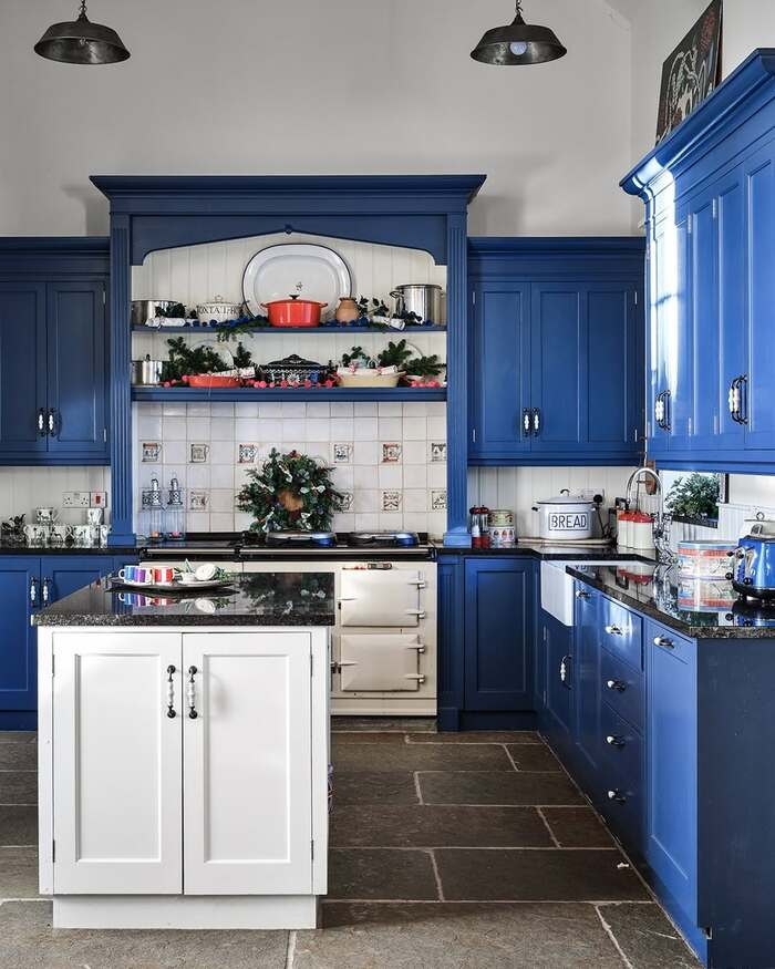 15 Beautiful Christmas Kitchen Shelf Decor Styles 12 image 704