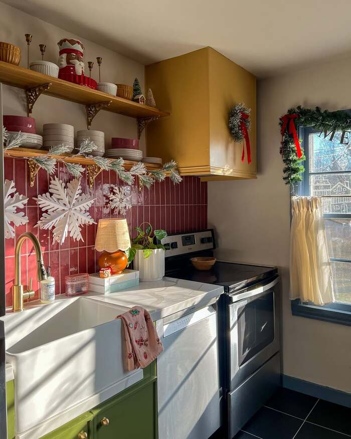 15 Beautiful Christmas Kitchen Shelf Decor Styles 16 image 708