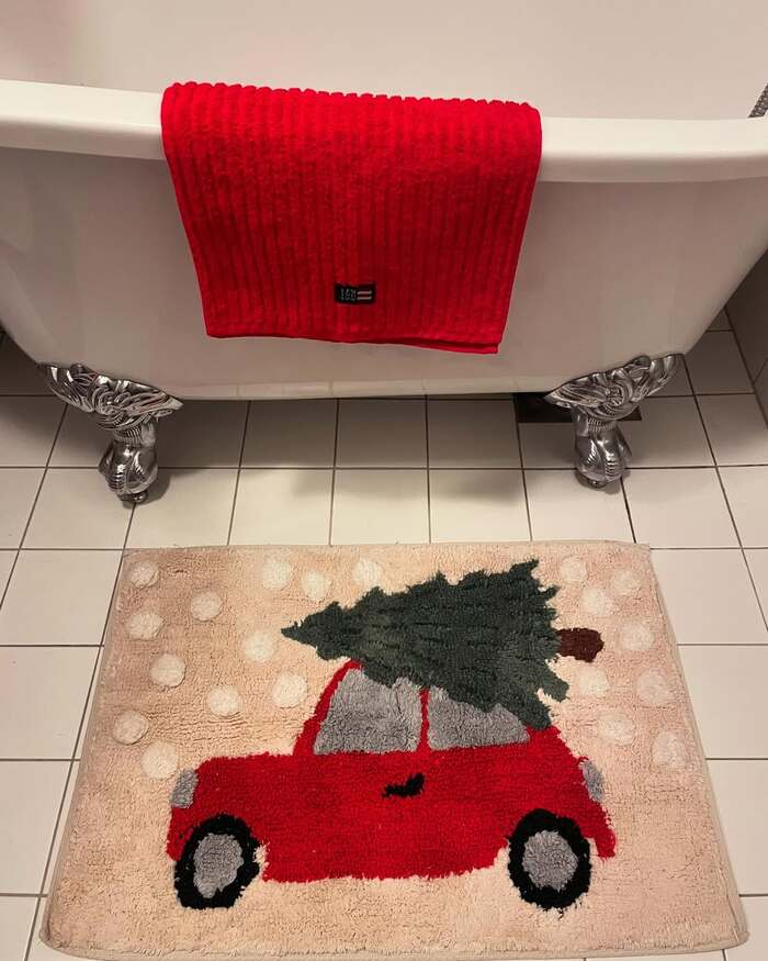 12 Cozy and Cute Christmas Bathroom Rugs You’ll Love 5 image 18
