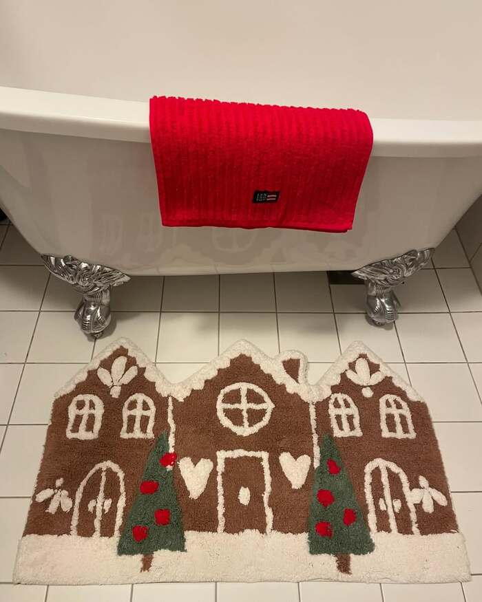 12 Cozy and Cute Christmas Bathroom Rugs You’ll Love 12 image 25