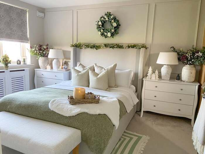 16 White Christmas Bedroom Decor That Feels Pure Magic 4 image 29