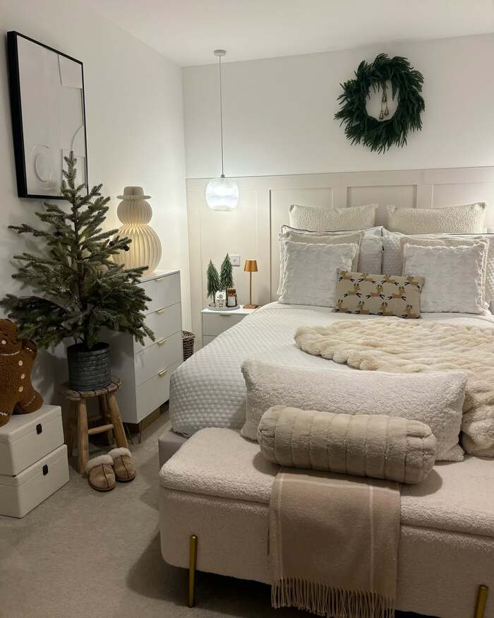 16 White Christmas Bedroom Decor That Feels Pure Magic 5 image 30