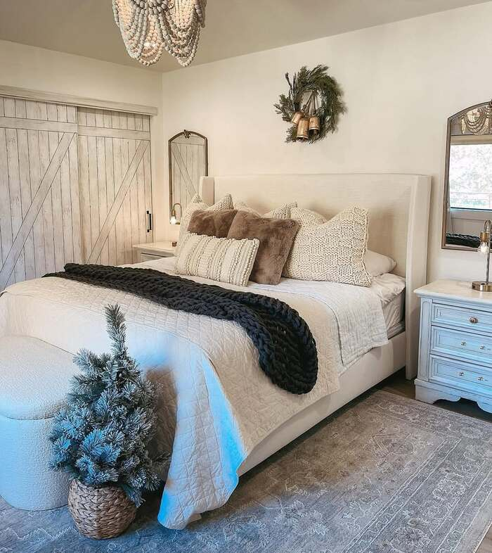 16 White Christmas Bedroom Decor That Feels Pure Magic 13 image 38