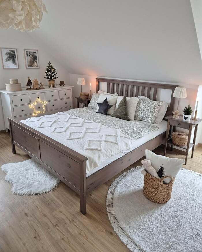 16 White Christmas Bedroom Decor That Feels Pure Magic 14 image 39